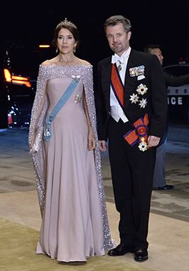 Fürstin Charlene, Tokyo Imperial Palace, Cape Dresses, Kroonprinses Victoria, Kroonprinses Mary, Gold Midi Dress, Princess Mary Of Denmark, Mary Donaldson, Prince Frederik Of Denmark