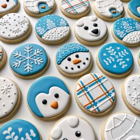 Round Holiday Cookies Decorated, Christmas Cookies Decorated Easy Kids, Christmas Cookie Inspo Easy, Christmas Biscuit Decorating For Kids, Winter Theme Decorated Cookies, Snowman Icing Cookies, Round Christmas Cutout Cookies, Christmas Cookie Circle Ideas, Christmas Cookies Icing Designs