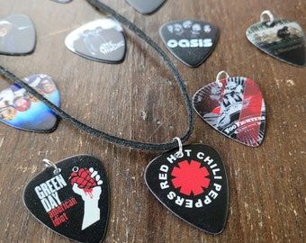 Gutair Pick Necklace, Lover Guitar, Aesthetic Guitar, Pick Necklace, Modern Rock, Guitar Pick Necklace, Guitar Obsession, Guitar Pics, Cool Electric Guitars