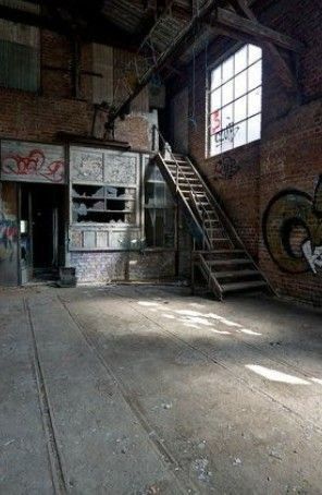 Haircut Selfie, Photo Hijab, Warehouse Loft, Warehouse Living, Abandoned Warehouse, Warehouse Home, Industrial Space, Industrial Living, Loft Design