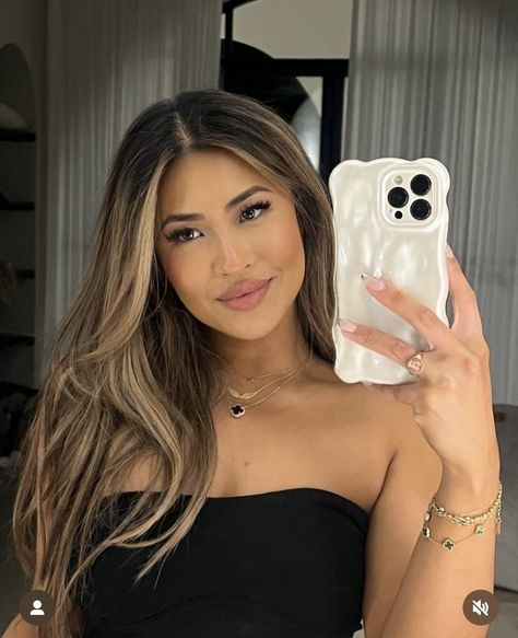 Hair Inspo Brunette With Highlights, Blonde Highlights Balayage On Dark Hair, Morenitas With Blonde Hair, Brunette With Highlights Blonde, Brown Hair Outfits Summer, Caramel Blonde Balayage On Black Hair, Copper Brown Asian Hair, Asian Caramel Highlights, Abg Blonde Hair Highlights