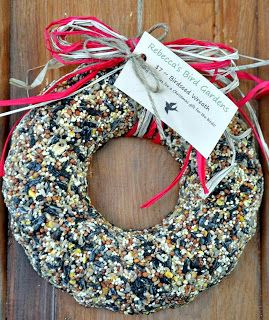 the garden-roof coop: DIY Birdseed Wreaths Bird Seed Wreath Recipe, Bird Seed Wreath, Birdseed Wreath, Bird Seed Ornaments, Bird Seed Feeders, Bird Treats, Homemade Bird Feeders, Diy Bird Feeder, Diy Birds