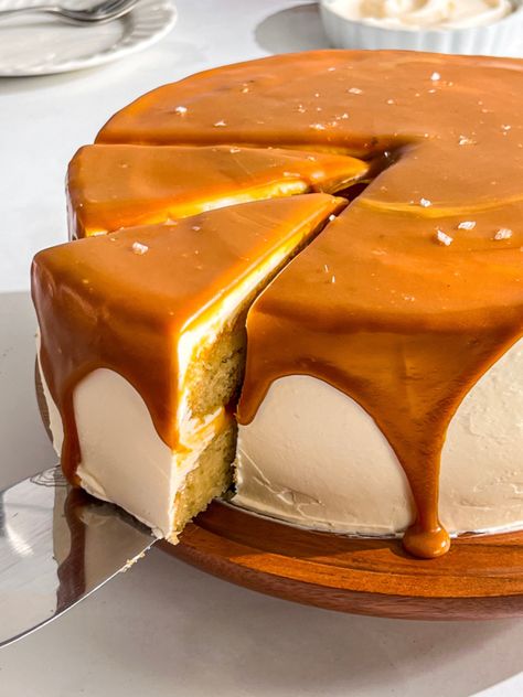 Vanilla Caramel Cake - PastrybySaloni Vanilla Caramel Cake, Caramel Cake Icing, Fluffy Buttercream Frosting, Fluffy Buttercream, Dessert Loaf, Custard Cake Recipes, Caramel Cake Recipe, Chocolate Custard, Homemade Caramel Sauce