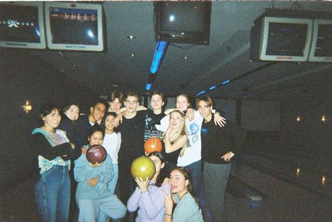 Bowling Friends, I Need Friends, Disposable Camera, Need Friends, Best Friend Photos, Cute Friend Pictures, Bff Goals, Friend Group, Friend Goals