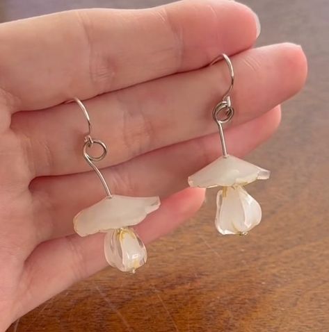 How to make mushroom style earrings with shrink plastic craft. Link takes you to artist's tutorial. Shrink Plastic Earrings, Shrinky Dink Jewelry, Mushroom Style, Shrinky Dink Earrings, Artist Tutorials, Plastic Craft, Shrink Art, Plastic Earrings, Plastic Crafts