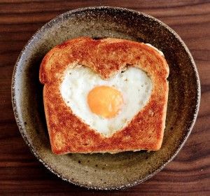 Romantic Breakfast, Eggs In A Basket, Healthy Valentines, Valentines Day Food, God Mat, Valentines Food, Valentines Day Treats, Valentine's Day Recipes, An Egg