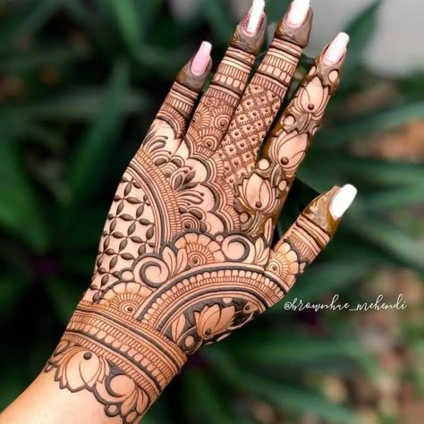 Tattoo Design Mehndi, Simple Mehndi Art, Mehndi Clothes, Bridal Henna Design, Henna Tattoo Design, Kids Henna, Palm Mehndi, Mehndi Bridal, Tattoo Mehndi