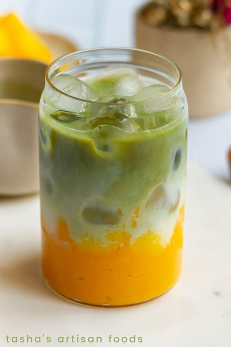 matcha latte in a clear glass Mango Matcha Latte, Iced Matcha Recipe, Mango Matcha, Tea Time Ideas, What Is Matcha, Cakes Aesthetic, Mango Pineapple Smoothie, Tea Lattes, Mango Drinks