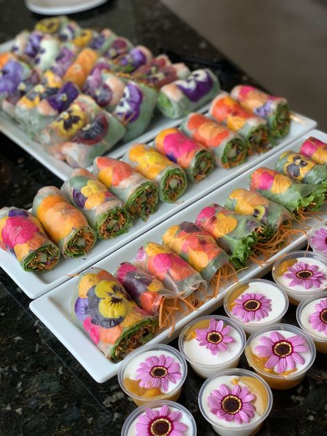 Summer Spring Rolls, 21 Diner, Snacks Für Party, Flower Food, Spring Rolls, Edible Flowers, Wedding Food, Beautiful Food, High Tea