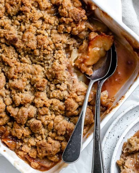 This is the Best Vegan Apple Crumble you'll try! It's incredibly sweet, easy to make, and uses super simple ingredients. Enjoy it for dinner or a sweet snack. #plantbasedonabudget #apple #crumble #vegan Vegan Apple Crumble, Plant Based On A Budget, Vegan Crumble, Vegan Apple Crisp, Healthy Apple Crumble, Pear Crumble, Apple Crumble Recipe, Vegan Apple, Crumble Recipe