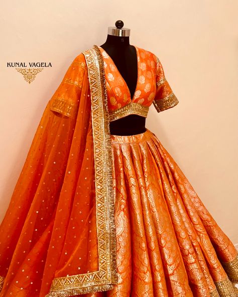 Orange Lehenga Blouse Designs, Orange Brocade Lehenga, Banarasi Blouse Design For Lehnga, Orange Wedding Lengha, Orange Banarasi Lehenga, Banasari Lehenga, Banarsi Lehenga Blouse Designs, Banarasi Lehenga Sabyasachi, Orange Lehenga Colour Combinations