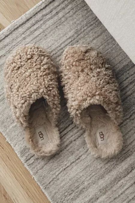 Uggs Fuzzy Slippers, Lounge Shoes Women, Cute Fuzzy Slippers, Women’s House Shoes, Women’s Slippers, Cute Slippers Women, Slippers Womens Flats, Chic Slippers, Lounge Slippers