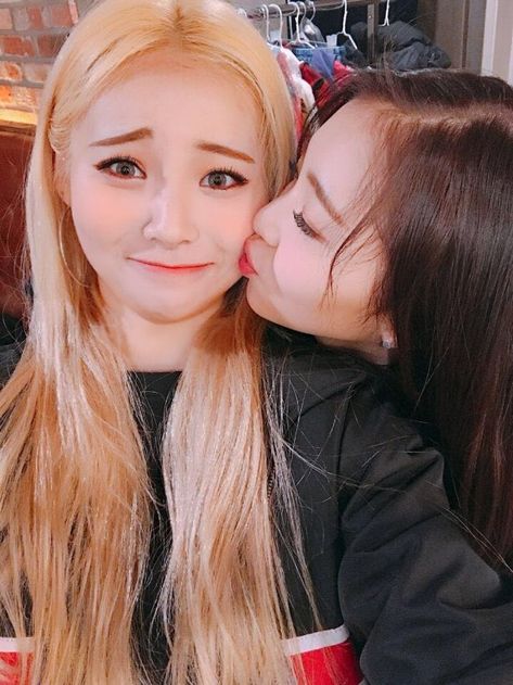 thinking about yvesoul on Twitter: "remember when almost all thinkers thought this was an yvesoul selca...?… " Dancing On My Own, Singing In The Rain, Odd Eyes, Olivia Hye, Funny Cute, South Korean Girls, K Pop, Girl Group, We Heart It