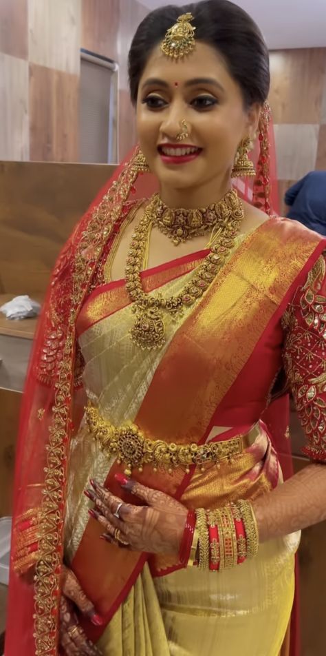 Telugu Bride Muhurtham Look, Bridal Jewelry Indian South, Indian Marriage Saree Wedding Ideas, Muhurtham Saree South Indian Bride Blouse Designs, Muhurtham Sarees For Bride, Bridal Marriage Saree, Bride Muhurtham Hairstyle, South Indian Bride Muhurtham Look, Golden Colour Saree With Contrast Blouse