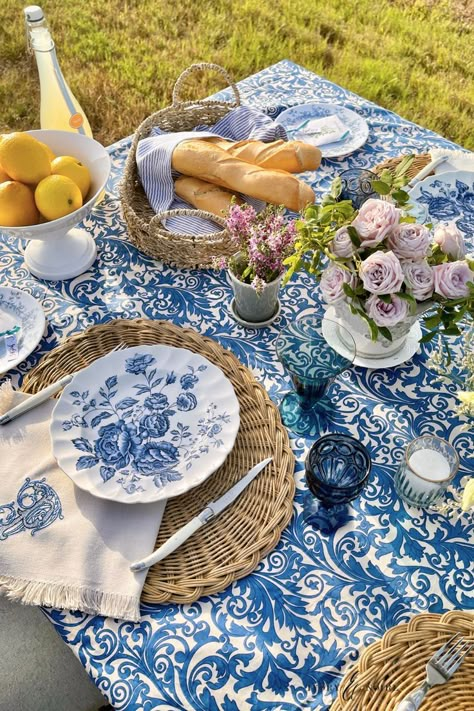 White Blue Table Setting, French Theme Table Decor, French Style Picnic, Picnic In Provence, French Theme Brunch, French Inspired Brunch, French Country Dinner Party, French Riviera Table Setting, End Of Summer Party Aesthetic