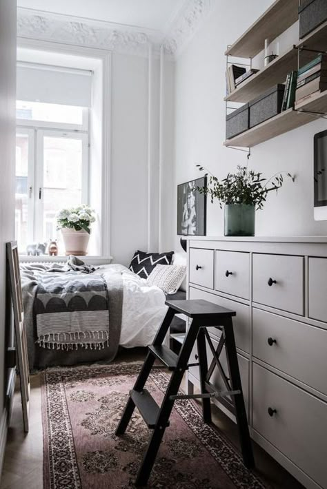 Carpenter Tricks, Ikea Small Bedroom, Gray Kitchens, Cozy Small Bedrooms, Small Bedroom Decor Ideas, Small Bedroom Designs, Small Bedroom Decor, Small Room Design, Tiny Bedroom