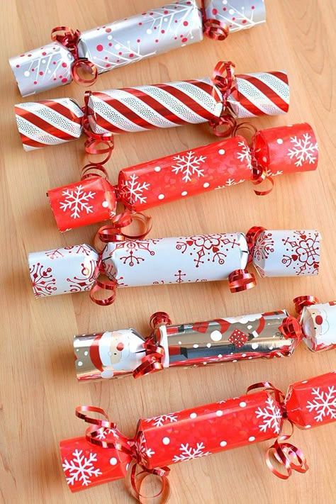 Paper Crackers, Homemade Christmas Crackers, Diy Ideas Christmas, One Little Project, Diy Christmas Crackers, Tea Light Snowman, Christmas Diy Ornaments, Christmas Truffles, Christmas Diy Decorations