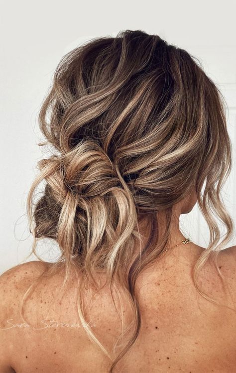 21. Beachy, Effortless Messy Low Bun When it comes to hairdo, the updo is one elegant hair style that never does seem to go... Messy Low Bun, Messy Hair Look, Bridesmaid Hair Inspo, Bridemaids Hairstyles, Wedding Hair Up, Guest Hair, Bridesmaid Hair Makeup, Hair Hoco, Wedding Guest Hairstyles