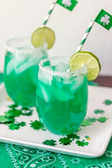 Leprechaun Coolers perfect for a kid's St. Patrick's Day Celebration. Traditional Irish Recipes, Irish Cocktails, Sant Patrick, Irish Traditional, Green Punch, St Patricks Day Drinks, Drinks For Kids, St Patrick's Day Recipes, St Patricks Day Food