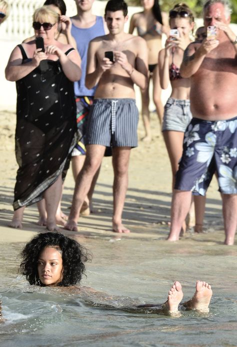 This Is What It’s Like To Be Rihanna Bathing In The Ocean Story Funny, Paper Magazine, Rihanna Style, Bad Gal, Rihanna Fenty, Crazy Funny, Funny Fails, Bored Panda, Marie Claire