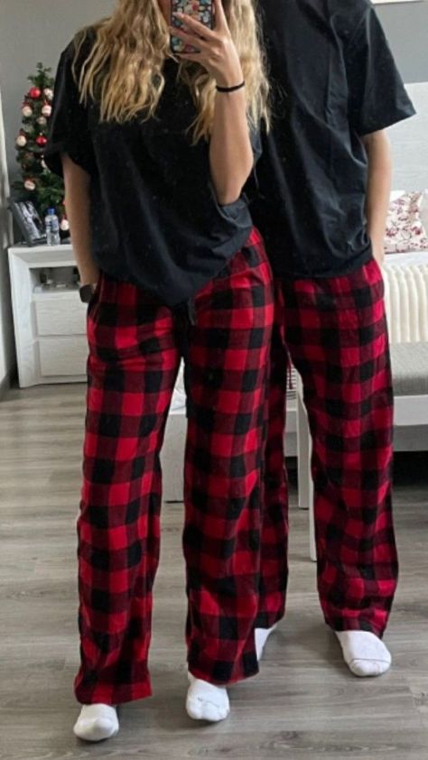 Couple Pajamas Christmas, Family Christmas Onesies, Matching Christmas Pajamas Couples, Onesie Outfits, Matching Couple Pajamas, Christmas Pj Pants, Pj Outfit, Pajamas Aesthetic, Matching Outfits Best Friend