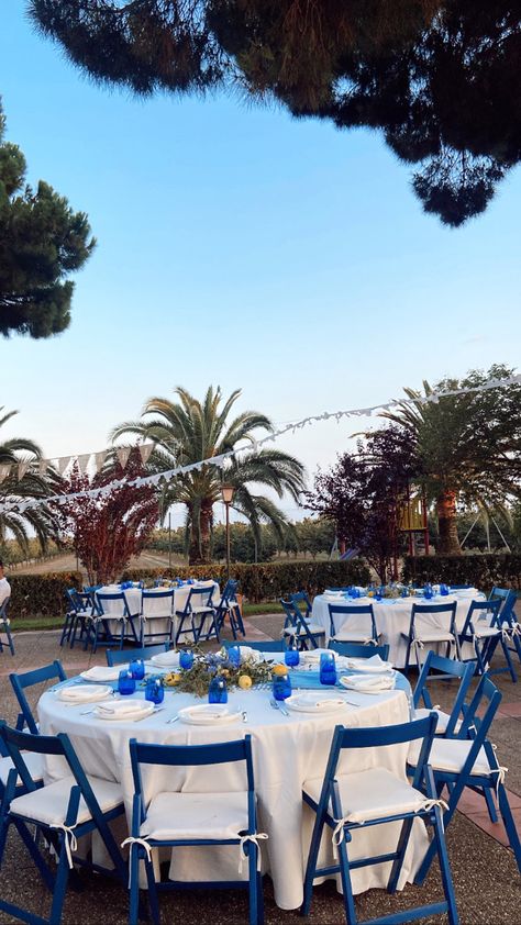 Round, white & blue tables. Mamma mia inspo. Greece. Mamma Mia Outdoor Party, Mama Mia Hoco Theme, Greece Themed Birthday Party, Mama Mia Centerpieces, Mama Mia Prom Theme, Mamma Mia Birthday Party Aesthetic, Mamma Mia 21st Birthday Party, Mamma Mia Aesthetic Birthday, Mamma Mia Picnic