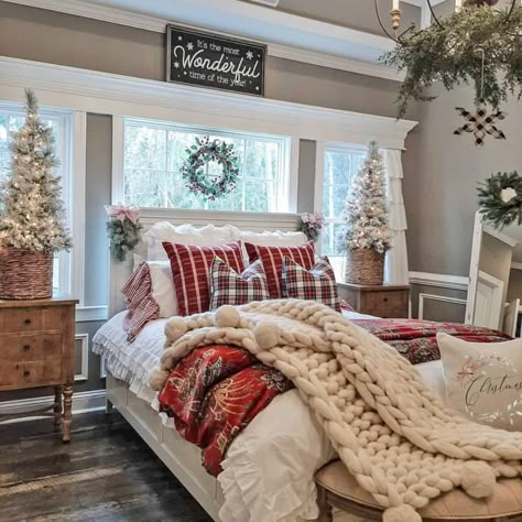 18 Stunning Ideas For A Very Merry Rustic Farmhouse Christmas Christmas Bedrooms Cozy, Magical Lighting, Christmas Bedrooms, Beautiful Bed Designs, Christmas Bedroom Ideas, Christmas Bedroom Decor, Holiday Bedroom, Decorations Bedroom, Bedroom Christmas