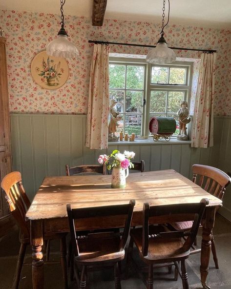 30 Delightful Cottagecore Kitchen Ideas Cottage Core Dining Table, Cottagecore Kitchens, Cottagecore Dining Room, Colorful Cottagecore, Cottagecore Kitchen, Cottage Dining Rooms, Let's Stay Home, Cottagecore Home, Lets Stay Home