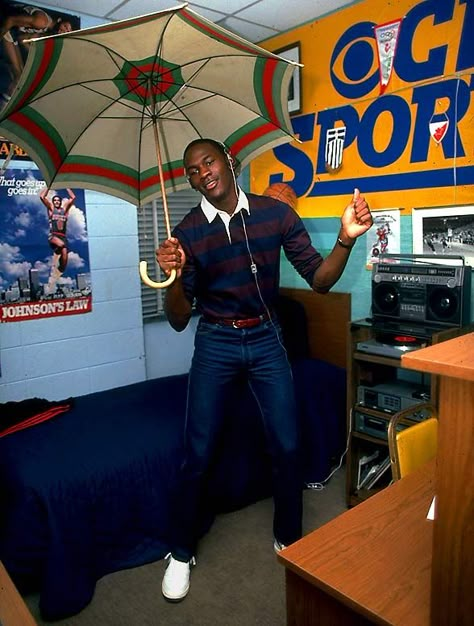 Great photo of Michael Jordan in his college dorm room, in 1983: by Sports Illustrated's Lane Stewart. Michael Jordan Photos, Michael Jordan Pictures, Looks Hip Hop, Photos Rares, Jordan Photos, Photo Star, Michael Jordan 23, Lionel Richie, Burton Snowboards