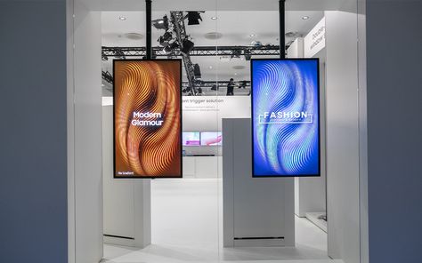 #LGElectronics #Samsung #Televisions Digital Display Wall, Digital Screens Retail, Digital Signage Wall, Digital Window Display, Photo Studio Design, Shoe Store Design, Digital Signage Displays, Samsung Electronics, Art Advertising