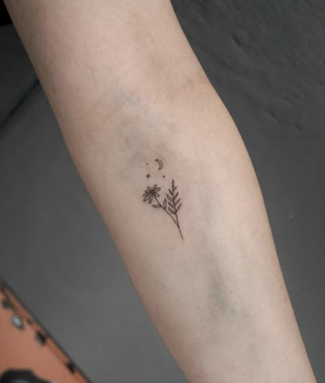 Floral tattoo Moon With Daisy Tattoo, Fineline Tattoo Ideas Forearm, Fine Line Daisy Chain Tattoo, Moon Daisy Tattoo, Daisy And Moon Tattoo, Daisy Tattoo Aesthetic, Delicate Fine Line Tattoo, Daisy Moon Tattoo, Fineline Daisy Tattoo