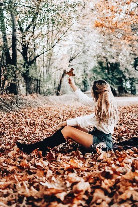 Cute Fall Pictures With Friends, Pretty Woman Red Dress, Portret Feminin, Fall Photo Shoot, Fall Shoot, Fall Pics, Fall Senior Pictures, Shotting Photo, Fall Photography