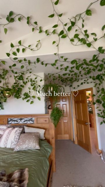 Vine Plants Climbing Wall Indoor, Bathroom Vines Decor, Pathos Wall Climbing Ideas, Fake Ivy Decor Bedroom, Indoor Vine Wall, Fake Wall Plants, Fake Vine Wall, Fake Ivy Decor, Vines On Wall Bedroom