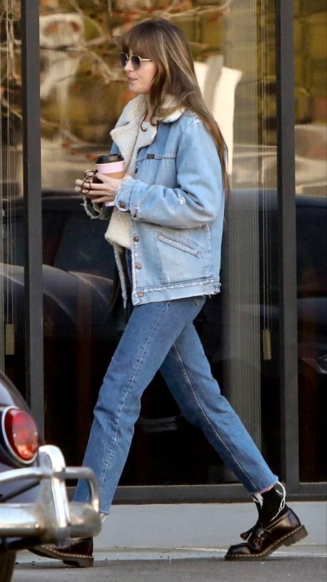 Siren Style, Dakota Johnson Street Style, Loafers And Socks, Straight Leg Jeans Black, Street Style Denim, Dakota Style, Dakota Johnson Style, Light Denim Jacket, Celebrity Street Style