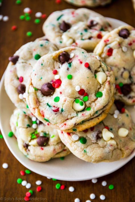 Cake batter chocolate chip cookies for Christmas on sallysbakingaddiction.com White Chocolate Chip, Köstliche Desserts, Cookie Exchange, Cookies Recipes Christmas, Christmas Goodies, Cake Batter, Cookies Brownies, Delicious Chocolate, Cookies And Bars