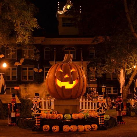 A real "Halloweentown" exists in St. Helens, Oregon. Nostalgic Halloween, Halloween City, Home Art Studio, Image Halloween, Casa Halloween, Carved Pumpkin, Art Studio At Home, Spooky Szn, Halloween 3