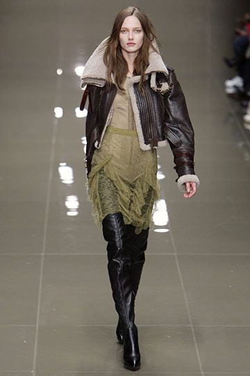 Burberry Prorsum Fall 2010 Fur Collar Outfit, Fur Jacket Women, Police Uniform, Jacket Outfit Women, Russian Winter, Thomas Burberry, London Fall, Fur Leather Jacket, Aviators Women