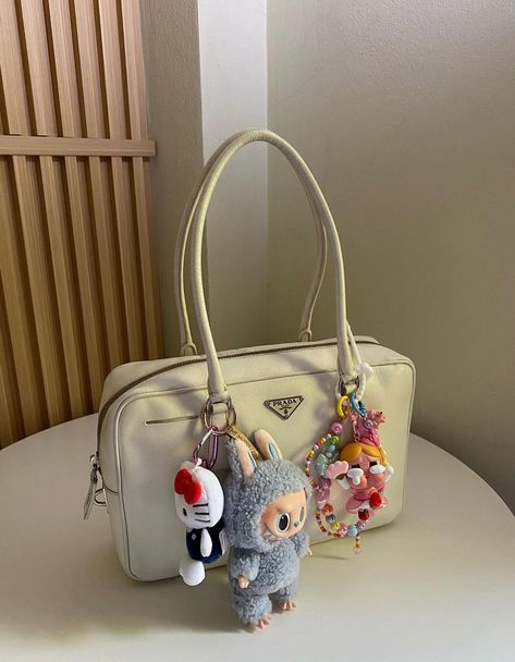 Baggu Bag Accessories, Bag Charms Aesthetic, Decorated Tote Bags, Hamptons Coastal, My Style Bags, Accessorize Bags, Aesthetic Ootd, Vintage Prada, Aesthetic Bags