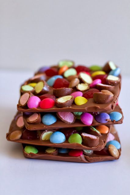 Ice Chocolate, Chocolate Slabs, Chocolate Diy, Colorful Desserts, Candy Bark, Coconut Ice, Easter Desserts Recipes, Dessert Photography, Handmade Chocolates