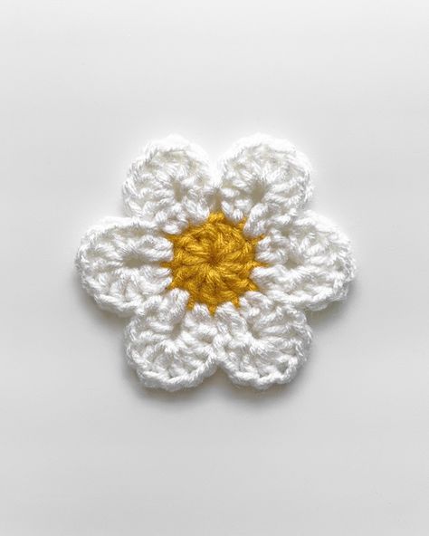 Crochet Flower Garland | Free Crochet Pattern - Virkadia Diy Crochet Flower Garland, Crochet Free Pattern Flower, Crochet Flowers Free Pattern Flat, Micro Flower Crochet, Crochet Daisy Applique Free Pattern, Tiny Crocheted Flowers, Free Crochet Flower Applique Pattern, Crochet Mini Daisy Free Pattern, Crochet Patterns Free Flowers