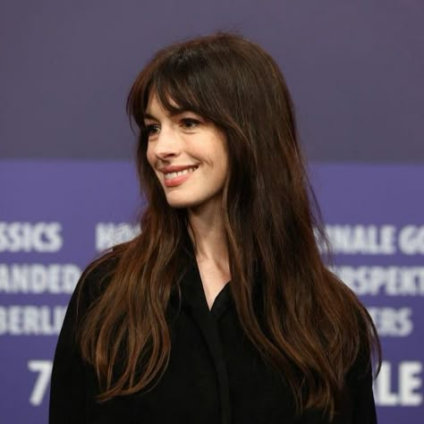 Anne Hathaway Hair, Painting Famous, Hair Appointment, Pretty Females, Hair 2024, Hair Flip, Long Hair With Bangs, Cut My Hair, Anne Hathaway