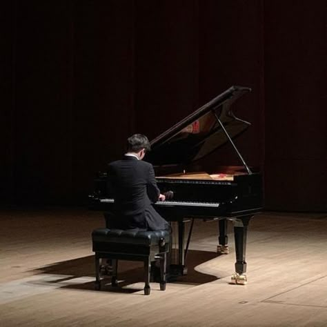 Person Playing Piano, Playing Piano Photography, Dark Academia Guys, Piano Photoshoot, Piano Photography, Piano Aesthetic, Piano Recital, Magic Flute, Old Pianos