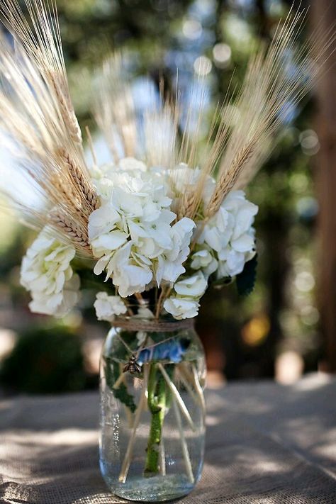 Wheat Centerpieces, Decoration Communion, Wheat Wedding, First Communion Decorations, Communion Decorations, First Communion Party, Rustic Mason Jars, Fall Wedding Centerpieces, Communion Party