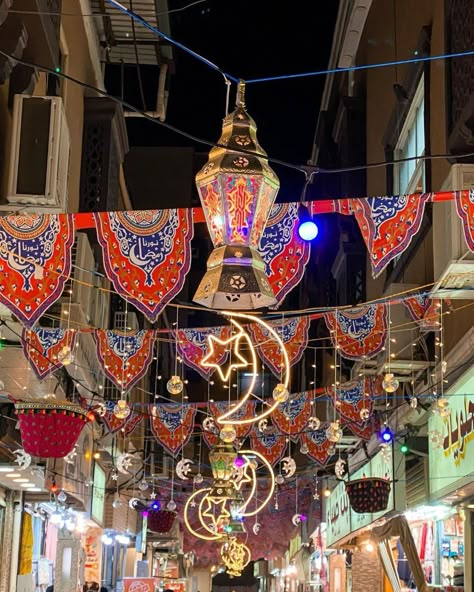 Ramadan Street, Ramadan In Egypt, Ramadan Vibe, Profile Picture Instagram Dark, Lock Screen Photo, Decoraciones Ramadan, Ramadan Vibes, Egyptian Heritage, Ramadan Photos