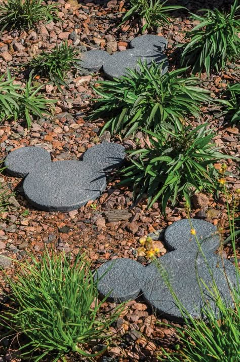 Mickey Mouse stepping stone path through landscaping. #disney #mickeymouse #landscaping #housetrends Garage Boden, Deco Disney, Disney Garden, Casa Disney, Disney House, Landscape Stone, Disney Rooms, Garden Stepping Stones, Disney Home Decor