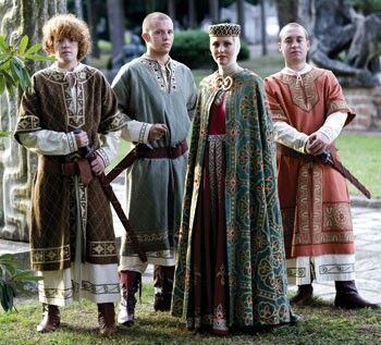 Beautifully accurate 12th century Medieval clothing; Palio di Legnano, Italia. Byzantine Clothing, 12th Century Clothing, Byzantine Fashion, Middle Ages Clothing, Italy Clothes, Mens Garb, Medieval Garb, Sca Garb, Medieval Clothes