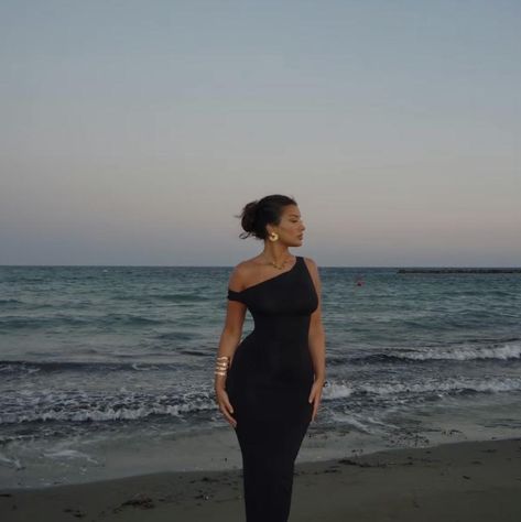 Beach In Dress Poses, Poses Maxi Dress, Pose Reference Photo Female Dress, Winter Beach Day Outfit, Outfit Ideas Beach Vacation, Candid Holiday Photos, How To Pose For Pictures In A Dress, Spanish Holiday Outfits, Dominican Republic Photo Ideas