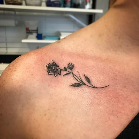 Tattoo Tiny, Small Shoulder Tattoos, Bone Tattoo, Bone Tattoos, Rose Tattoo Design, Shoulder Tattoos For Women, Collar Bone Tattoo, Shoulder Tattoos, Collar Bone