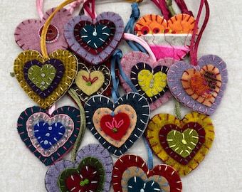 shopAtTheLittleHouse - Etsy Folk Art Valentines, Heart Felt Ornaments, Felt Hearts Diy, Valentines Day Crafts To Sell, Felt Heart Ornaments, Felt Hearts Crafts, Felt Scraps, Wool Ornaments, Wool Applique Kits