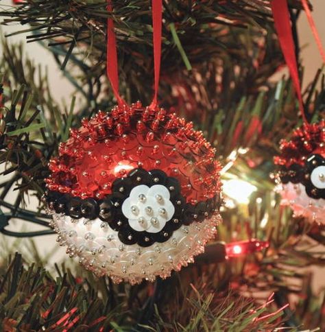 Sequined Poke Ball Ornament | DIY ball ornaments plus sequins and Pokemon equals the coolest DIY Christmas ornament ever. Christmas Ball Ornaments Diy, Free Christmas Crafts, Sequin Ornaments, Rhinestone Ornaments, Sequin Crafts, Poke Ball, Ideas Navideñas, Tree Themes, Styrofoam Ball